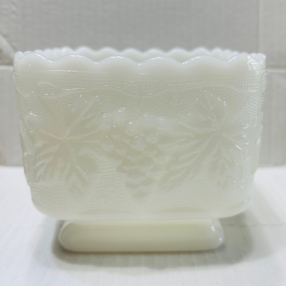 Vintage planter, white milk glass, harvest grape pattern. Mint condition.